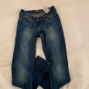 LEVI’S DEMI CURVE LOW RISE SKINNY